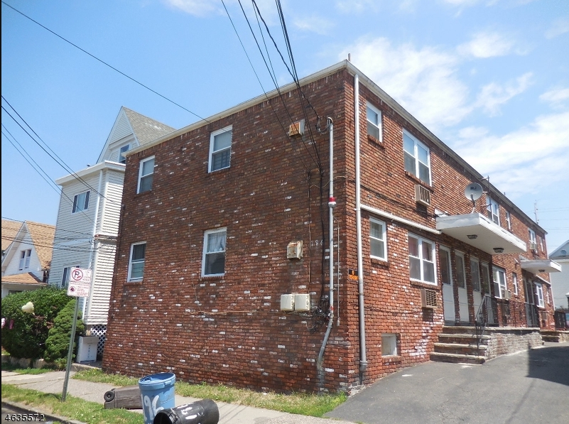 194-196 Carbon St in Paterson, NJ - Building Photo