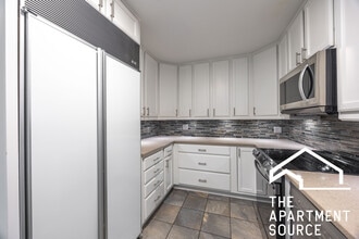 1337 N Dearborn St, Unit 14C in Chicago, IL - Building Photo - Building Photo