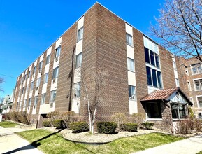 2555 N Farwell Ave in Milwaukee, WI - Building Photo - Interior Photo