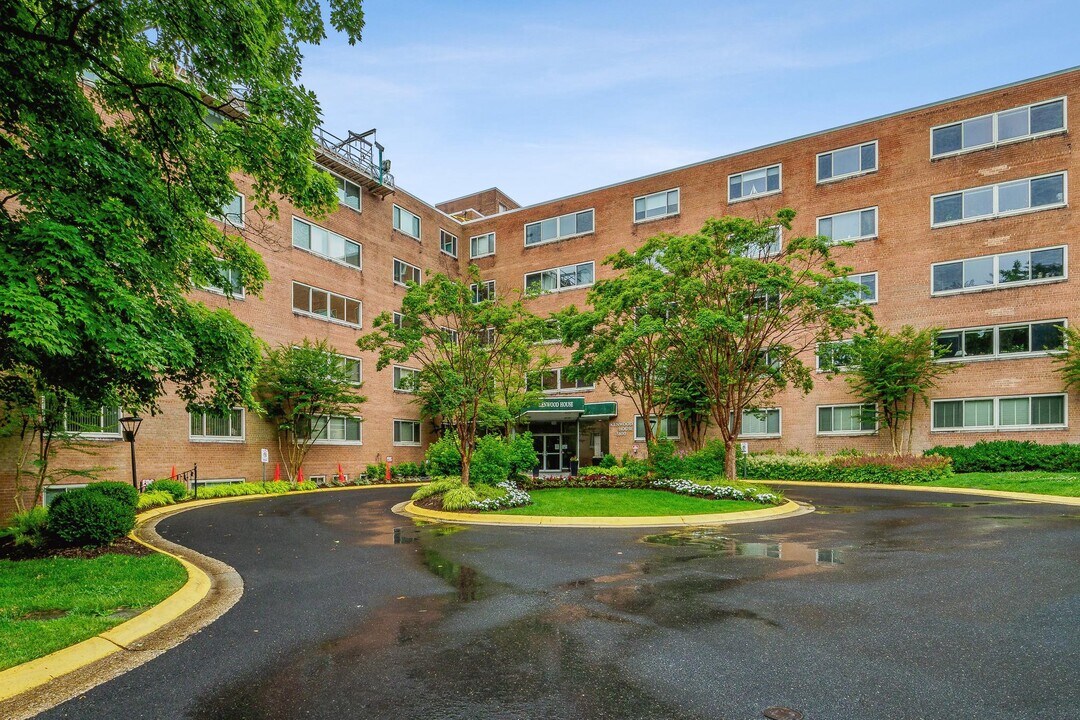 5100 Dorset Ave in Chevy Chase, MD - Building Photo