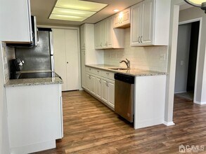 117 Ironwood Plaza in Monroe Township, NJ - Building Photo - Building Photo