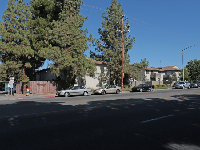 Edgewood Apartments in Clovis, CA - Building Photo - Building Photo