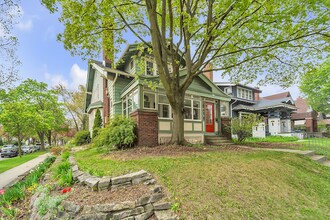 1931 E Kenwood Blvd in Milwaukee, WI - Building Photo - Building Photo