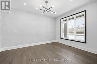 7641 Drummond Rd in Niagara Falls, ON - Building Photo - Building Photo