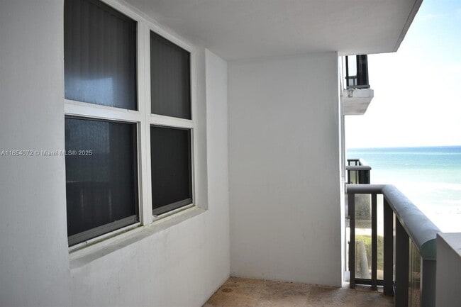 6039 Collins Ave, Unit 914 in Miami Beach, FL - Building Photo - Building Photo