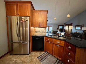 6471 Bay Dr in Eden Prairie, MN - Building Photo - Building Photo