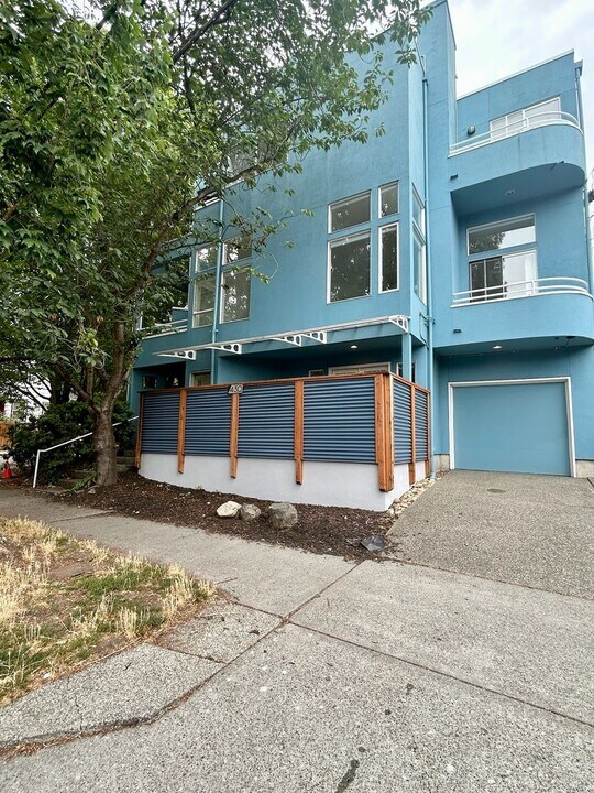 430 10th Ave E in Seattle, WA - Building Photo