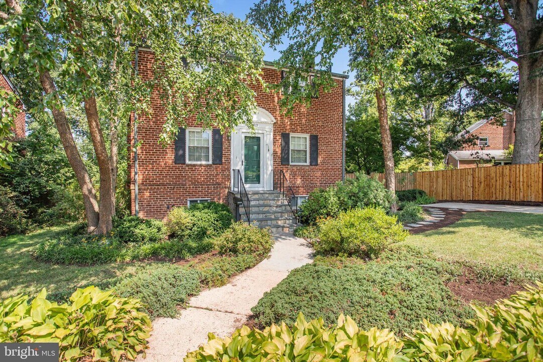 2603 Spencer Rd in Chevy Chase, MD - Foto de edificio