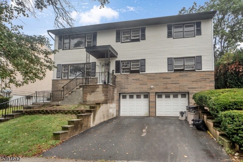 235 Lakewood Dr in Bloomfield, NJ - Building Photo