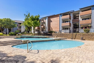 The Admiral Apartments in Euless, TX - Foto de edificio - Building Photo