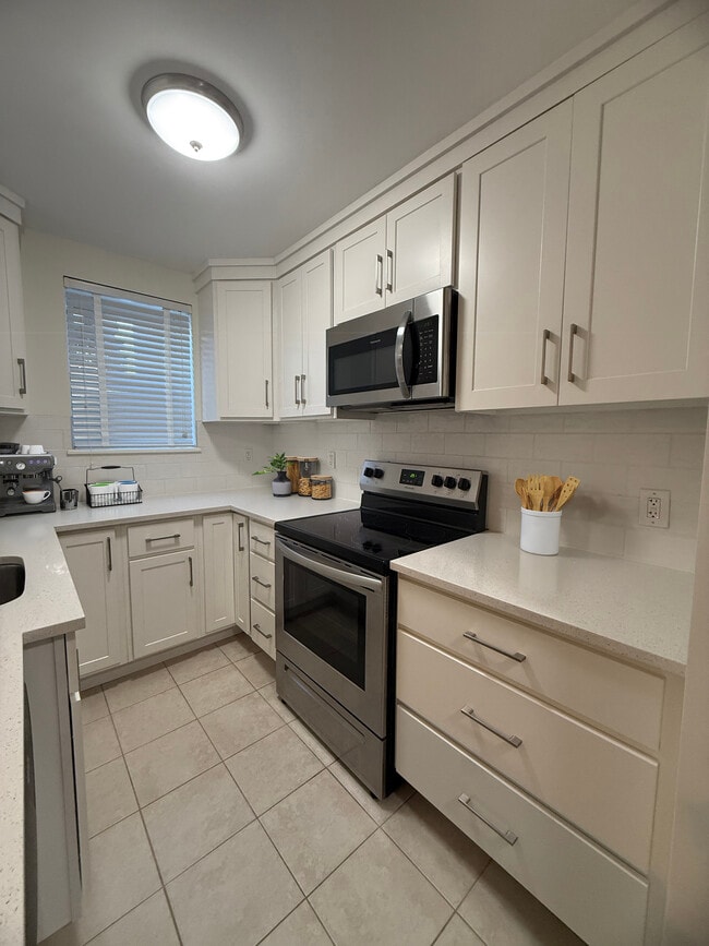 Signal View Apartments in Wethersfield, CT - Building Photo - Building Photo