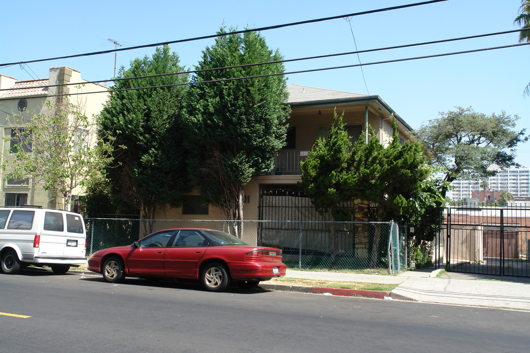 2811 San Marino St in Los Angeles, CA - Foto de edificio