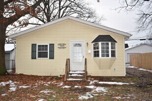 705 W Broadway St in Mishawaka, IN - Building Photo