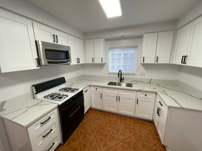 437 W 11th St, Unit 2