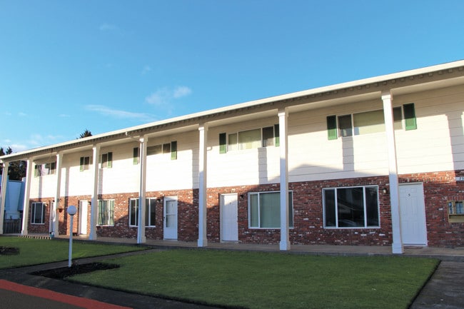 Heritage Townhomes in Milwaukie, OR - Building Photo - Building Photo