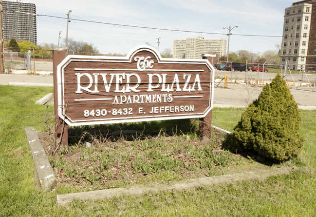 River Plaza Apartments in Detroit, MI - Foto de edificio - Building Photo