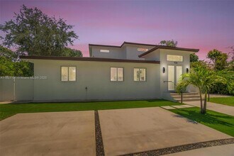 924 NE 109th St in Biscayne Park, FL - Building Photo - Building Photo