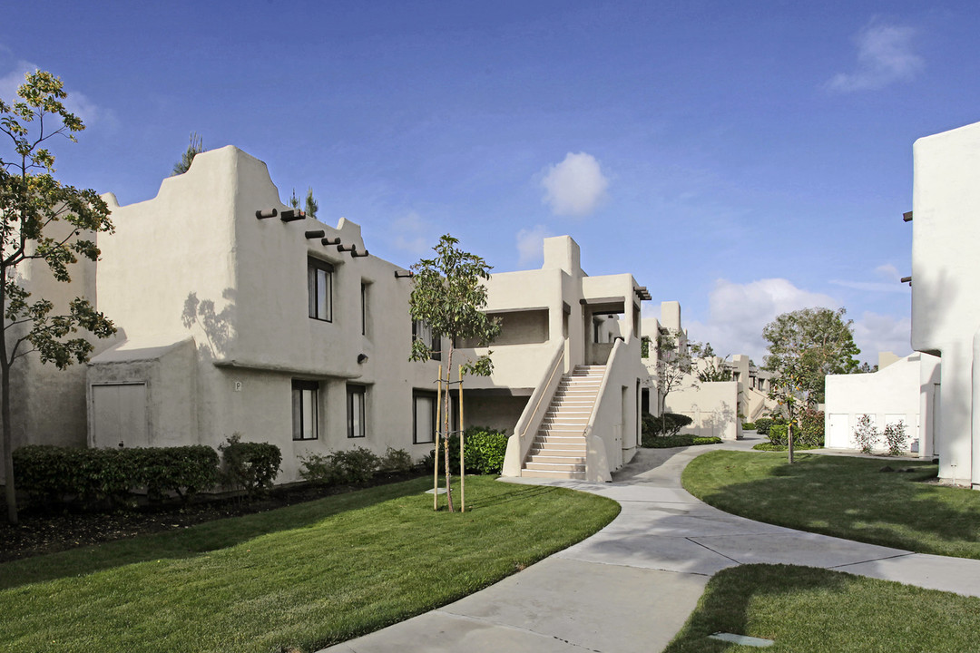 Villa Santa Fe in Placentia, CA - Building Photo