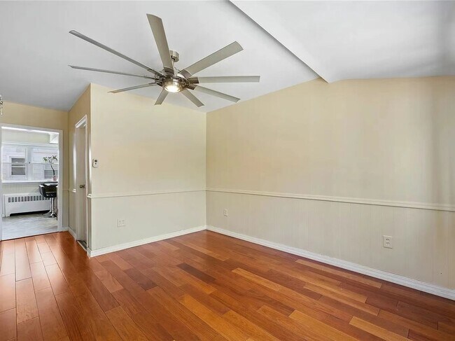 986 N 1st St in New Hyde Park, NY - Foto de edificio - Building Photo