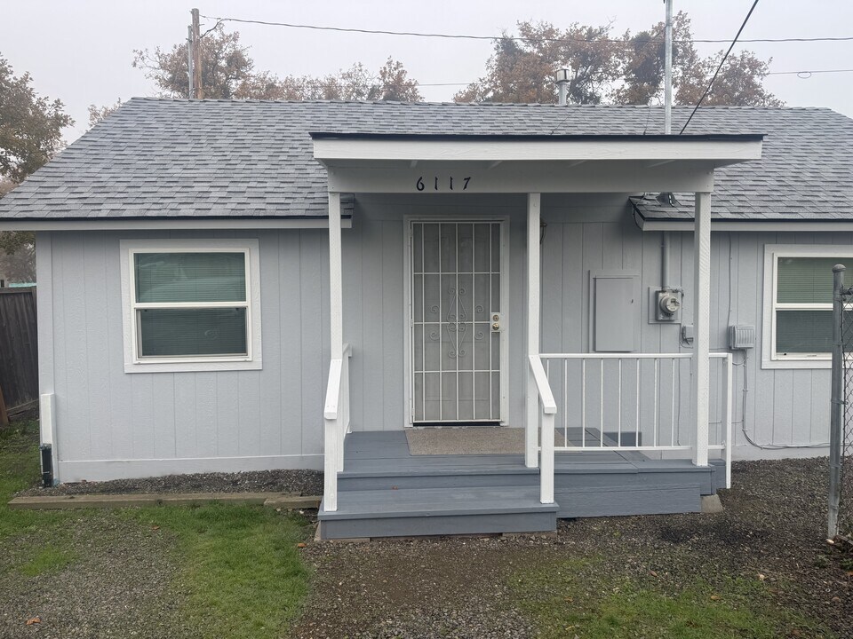 6117 Table Rock Rd in Central Point, OR - Building Photo