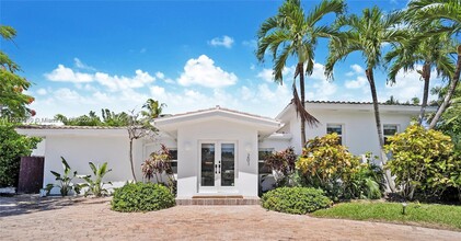 201 Greenwood Dr in Key Biscayne, FL - Foto de edificio - Building Photo