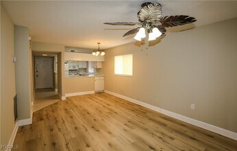 8049 Country Rd in Ft. Myers, FL - Building Photo - Building Photo