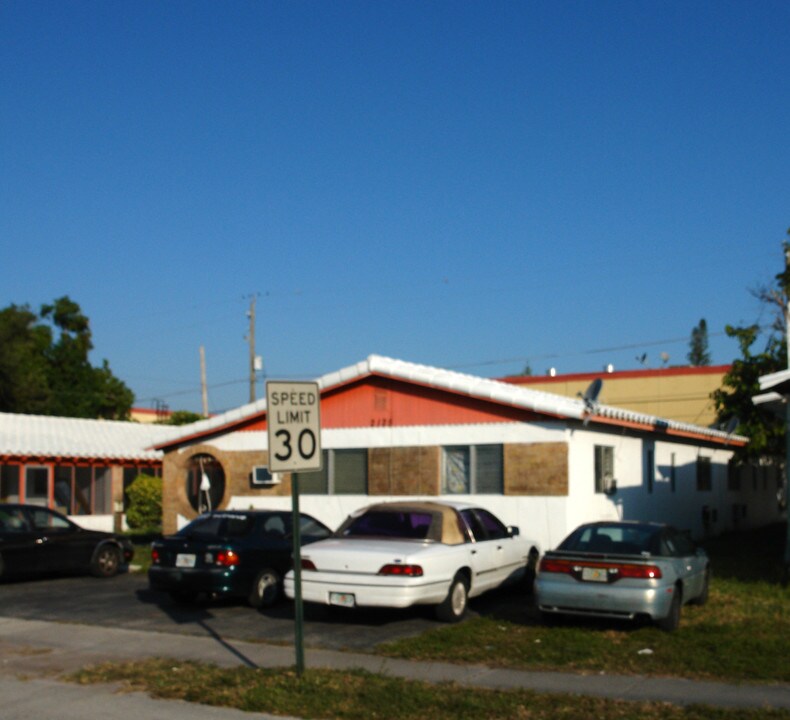 2125 Polk St in Hollywood, FL - Building Photo