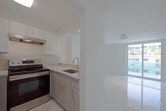 1035 West, Unit 202 in Miami Beach, FL - Foto de edificio - Building Photo