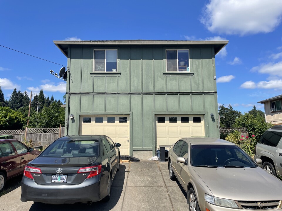 2424 E Whiteaker Ave in Cottage Grove, OR - Building Photo