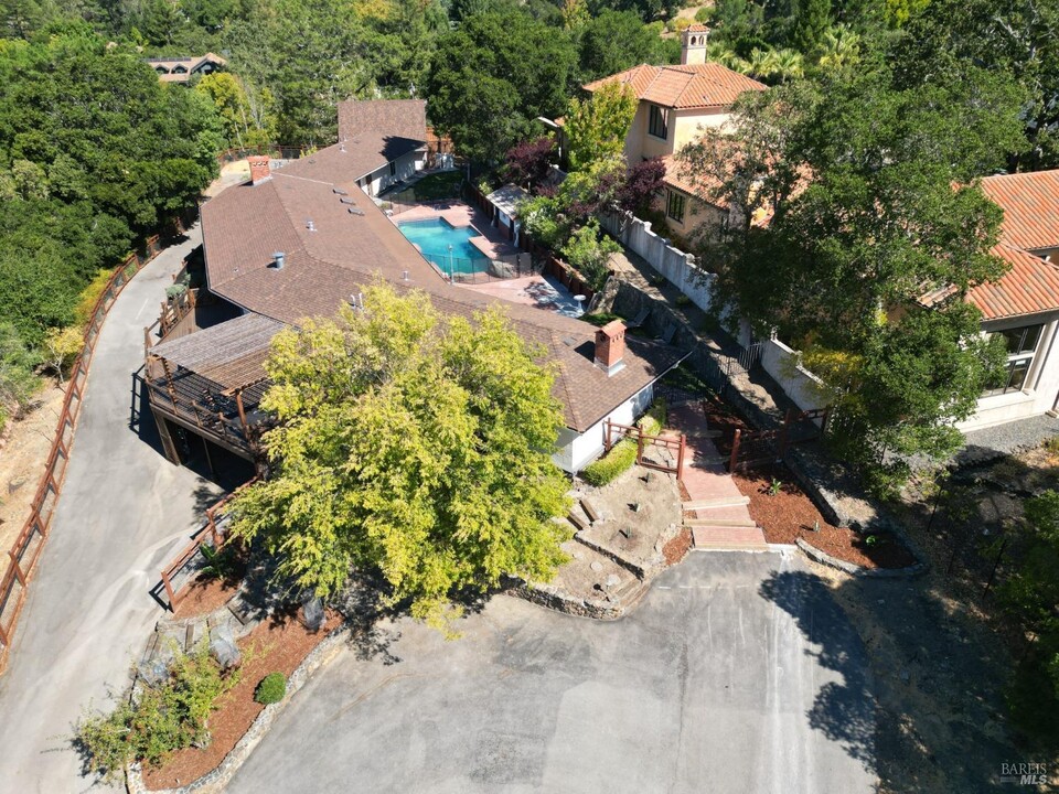 111 Deer Hollow Rd in San Anselmo, CA - Foto de edificio