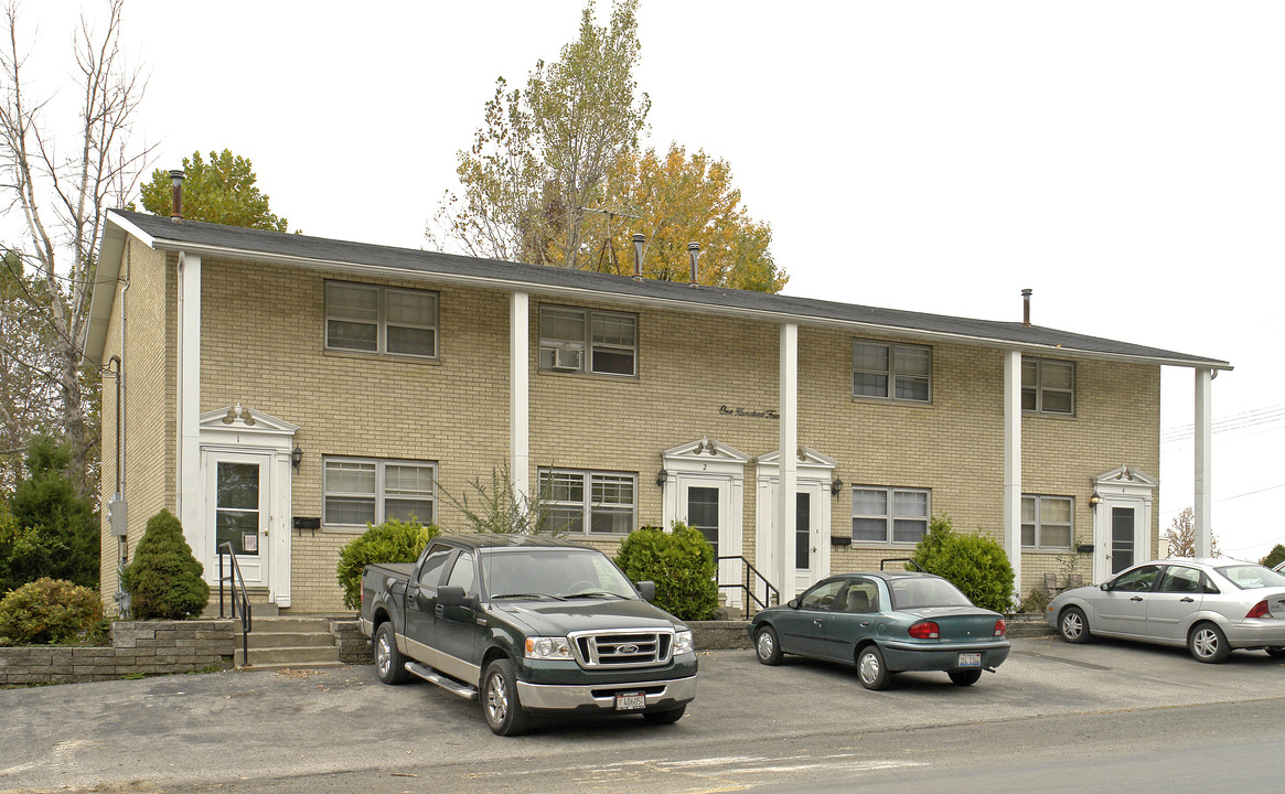 104 E Clay St in Troy, IL - Foto de edificio