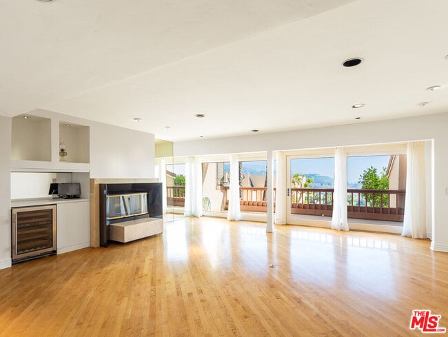 23904 De Ville Way in Malibu, CA - Building Photo - Building Photo