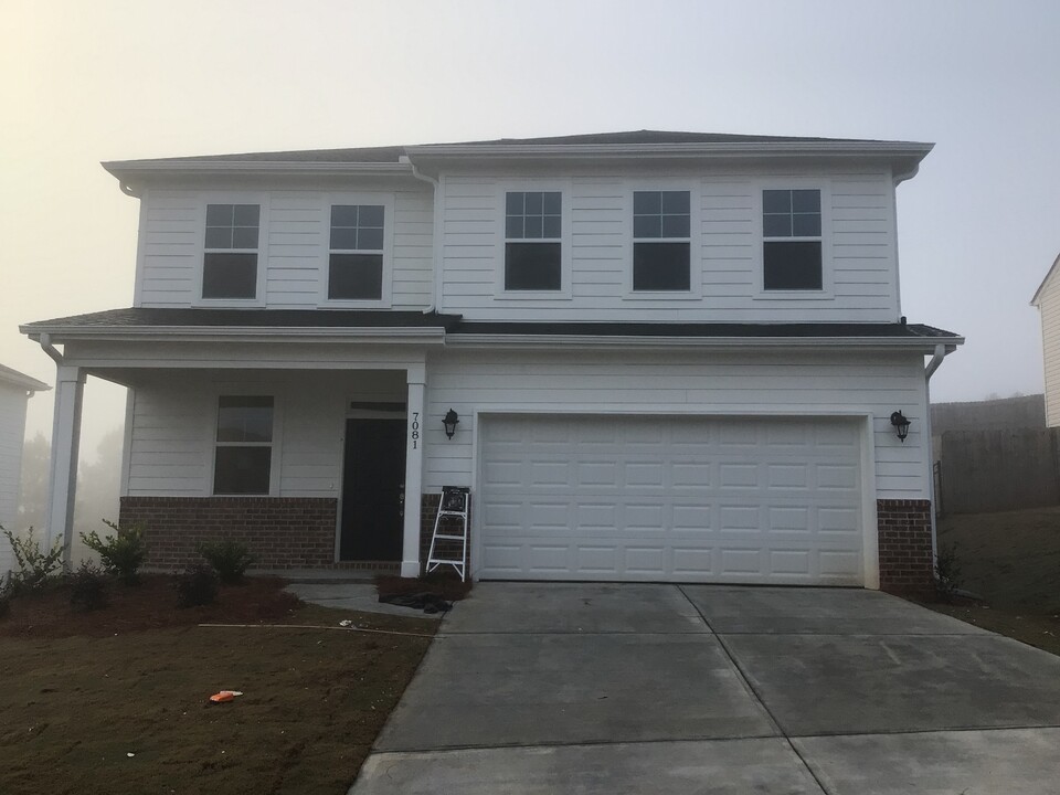 7081 Creeksong Dr in Douglasville, GA - Building Photo