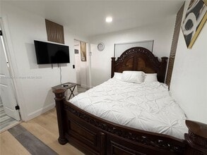 301 NE 172nd St in North Miami Beach, FL - Building Photo - Building Photo