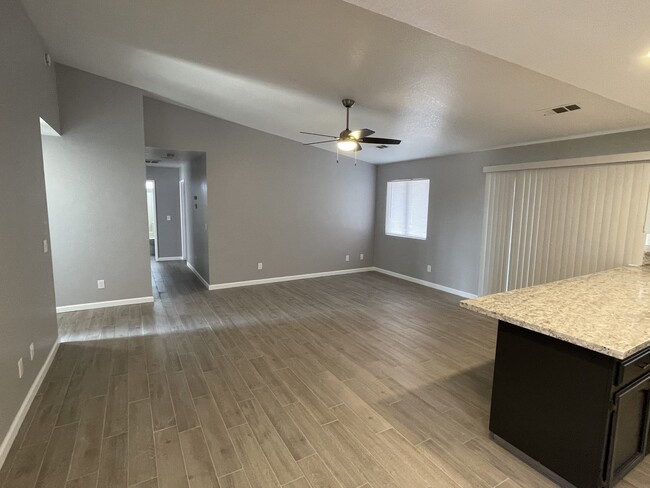 2800 E Valley Oaks Dr in Visalia, CA - Building Photo - Building Photo