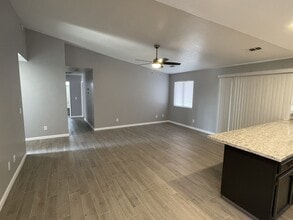 2800 E Valley Oaks Dr in Visalia, CA - Foto de edificio - Building Photo