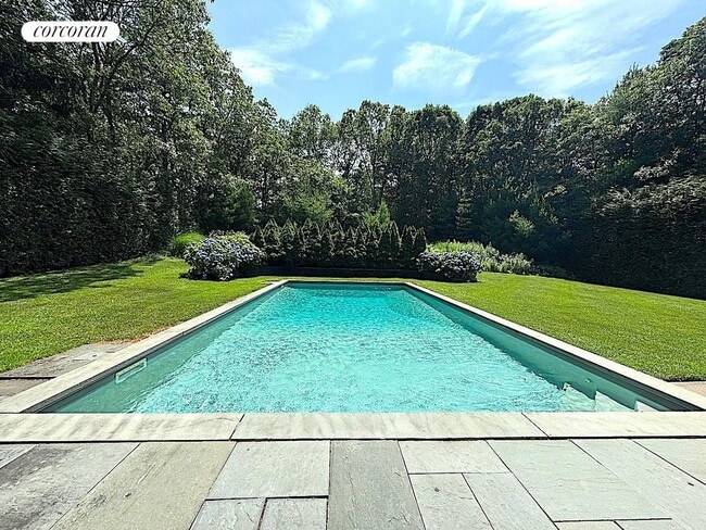 18 Country Ln in East Hampton, NY - Building Photo - Building Photo