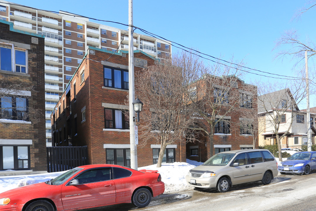 Royal & Wales Apartments in Kitchener, ON - Building Photo