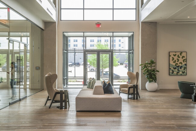 Lantower West Love in Dallas, TX - Foto de edificio - Building Photo