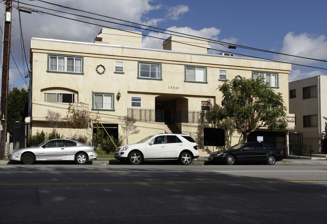 13041 Oxnard St in Van Nuys, CA - Building Photo