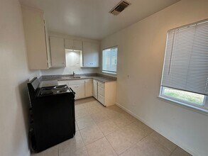 1811 Harian Way in Sacramento, CA - Building Photo - Building Photo