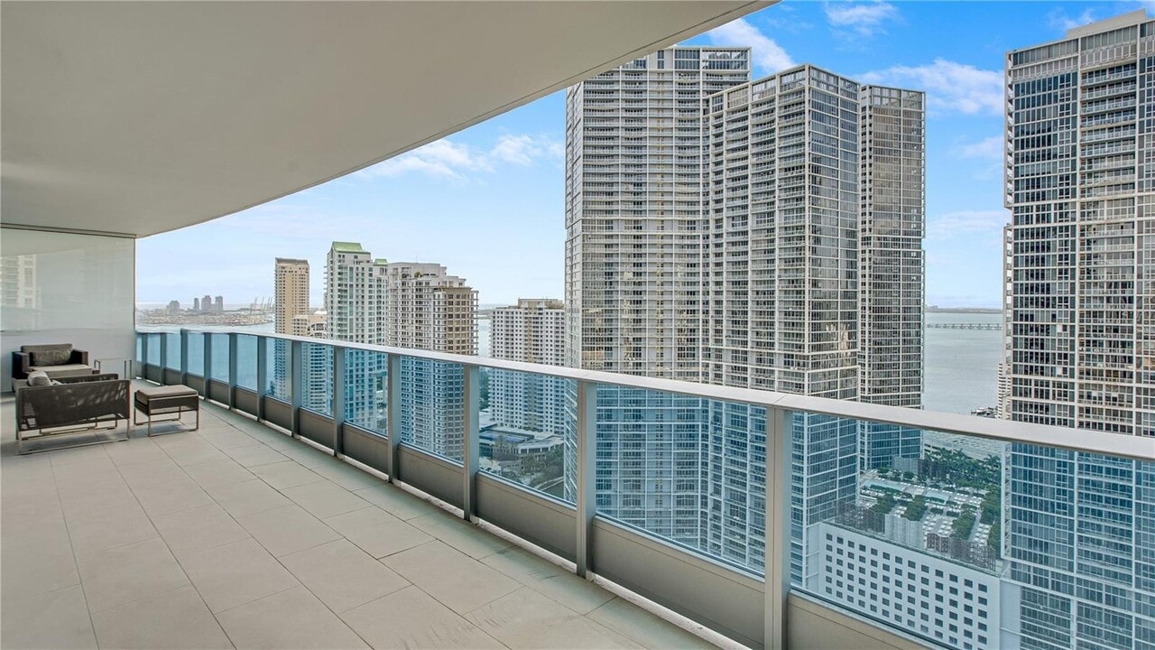 200 Biscayne Boulevard Way, Unit 3504 in Miami, FL - Building Photo