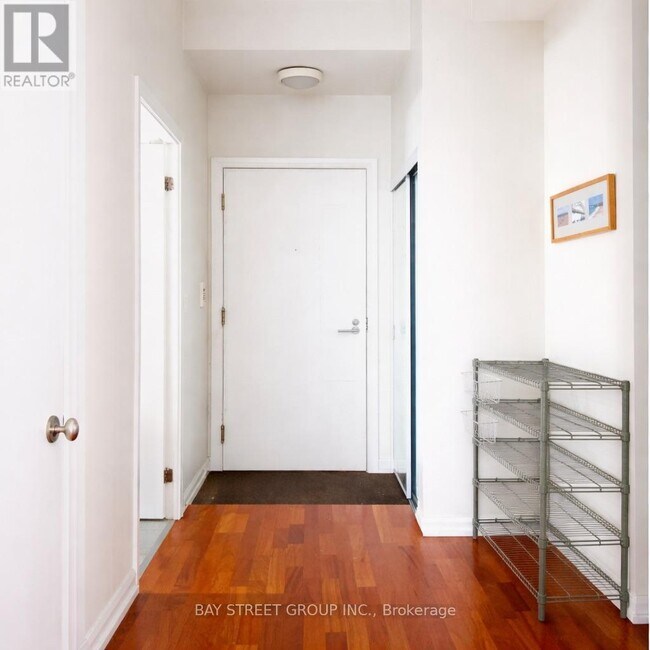 111 Elizabeth St in Toronto, ON - Building Photo - Building Photo