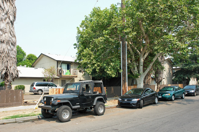 1435 E Cambridge Ave in Fresno, CA - Building Photo - Building Photo