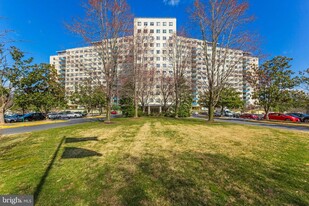 10201 Grosvenor Pl in Rockville, MD - Building Photo