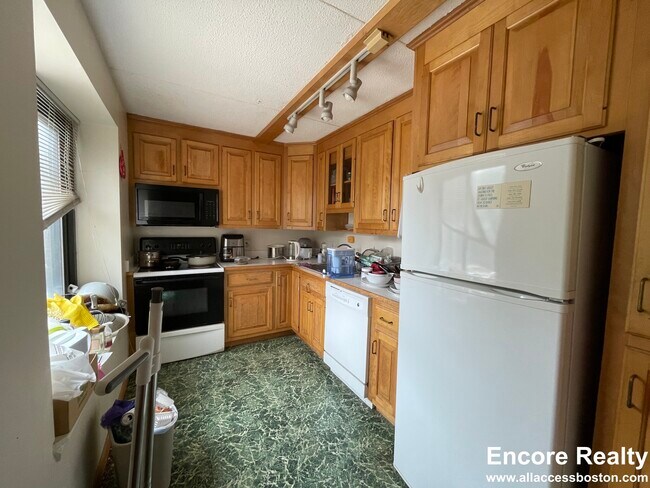 1243 Beacon St, Unit 2C