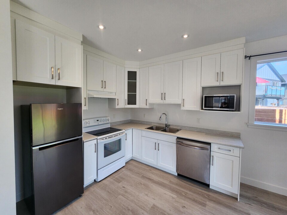 5863 Deuchars Dr in Duncan, BC - Building Photo