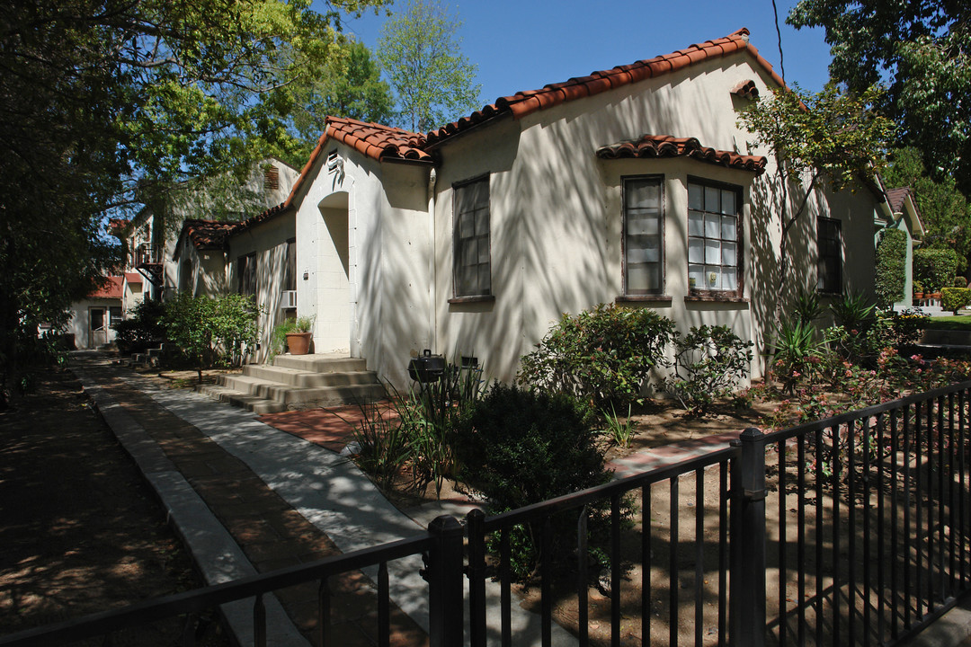 1365 Mentor Ave in Pasadena, CA - Building Photo