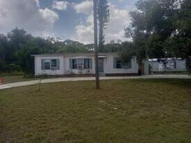 7566 Peyraud Dr in North Fort Myers, FL - Building Photo