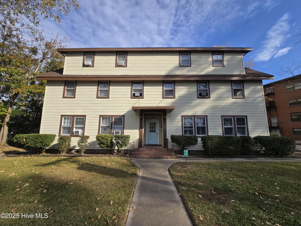 1221 Riverside Ave in Elizabeth City, NC - Building Photo